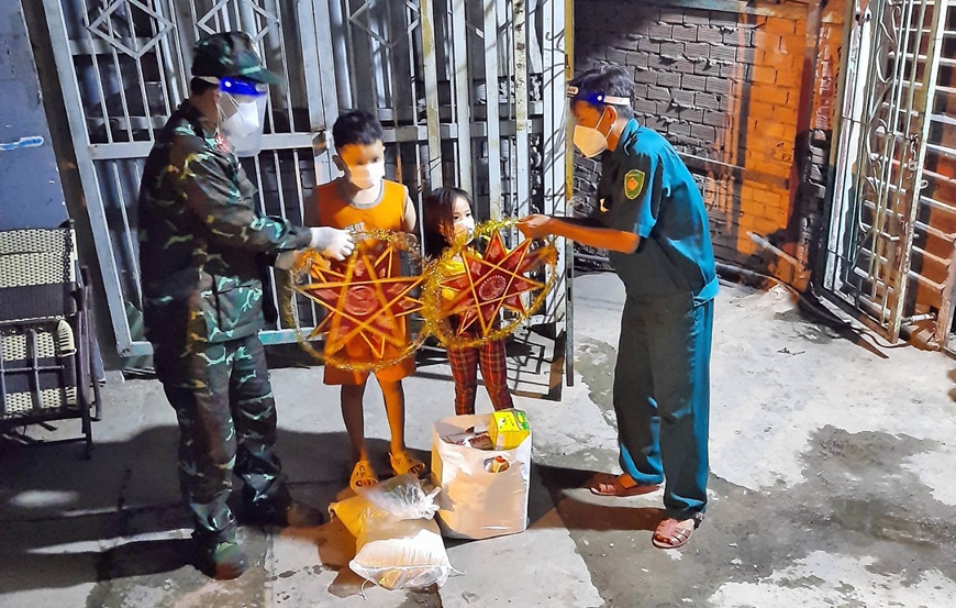 Tặng quà trung thu cho trẻ em quận Bình Tân.